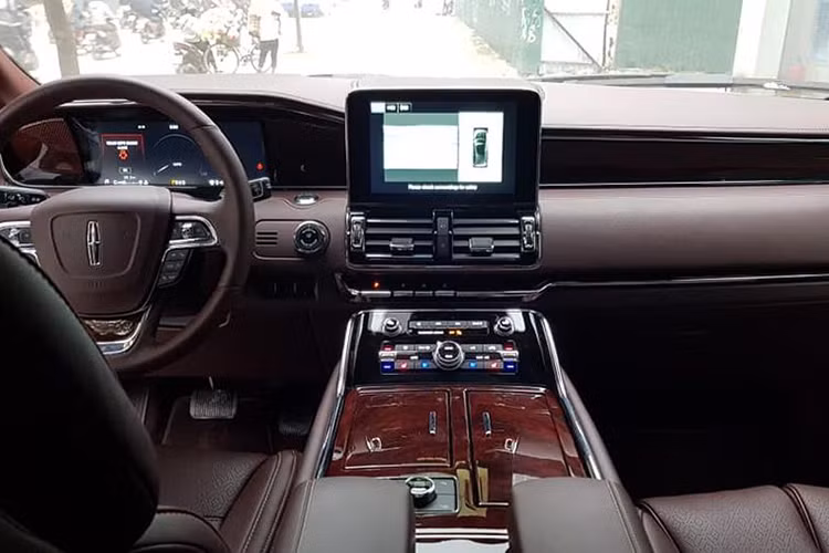 Mặc dù sở hữu kích thước lớn tương tự "người anh em" Ford Expedition nhưng nhờ có cột B, C và D được sơn đen nên những cửa kính của Navigator 2018 tạo cảm giác liền mạch hơn. Mâm xe với thiết kế mới dạng hợp kim 2 tông màu, kích thước của mâm lên tới 22 inch đa chấu, bậc lên xuống đóng mở điện hiện đại.