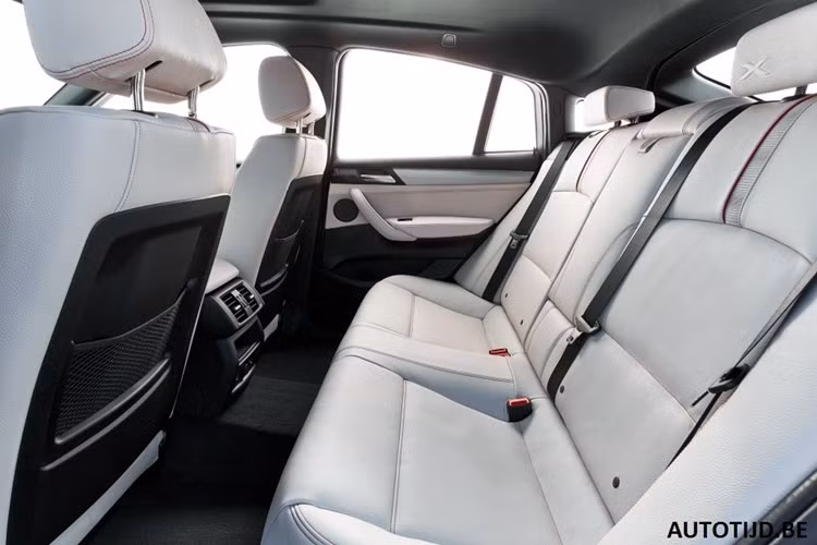 So với "người anh em" X3 trước đây, hàng ghế sau của BMW X4 M40i có khoảng không gian cho đầu hành khách thấp hơn bởi vòm mui dạng coupe.