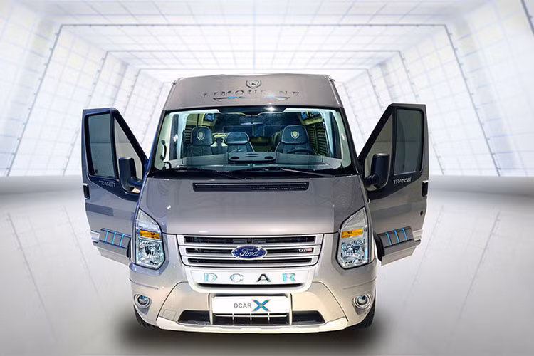 Lấy cảm hứng từ phong cách xe sang Range Rover, ngoại thất xe được thiết kế tạo ra sự khác biệt và mang phong cách của chiếc Limousine đích thực. Màu ghi ánh thép là màu đặc trưng của phiên bản Dcar X này.