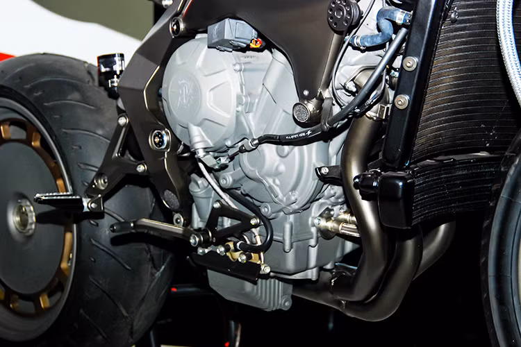 Khối động cơ 798cc 3 xi-lanh nguyên bản của chiếc MV Agusta Brutale 800 vẫn được giữ nguyên, chỉ chế thêm hệ thống xả đặc biệt giấu bên dưới gầm xe. Được biết, giá bán của mẫu siêu xe môtô độ độc đáo này là 35.000 USD (tương đương khoảng 796 triệu đồng).