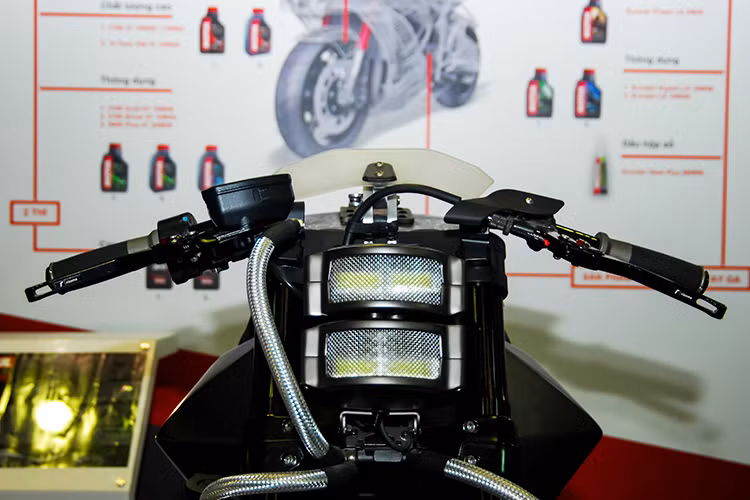 Để tạo ra chiếc siêu môtô Onirika 2853 độc đáo này, anh em nhà Pozzato của xưởng độ Officine GP Design đã chỉ giữ lại phần khung và động cơ của chiếc Brutale 800. Tất cả các chi tiết còn lại trên xe đều đã được họ "thửa" riêng hoặc chế lại.