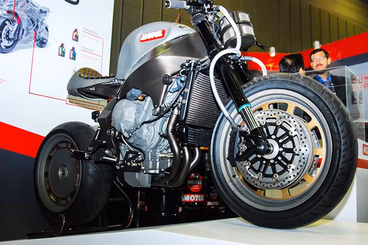 Tại triển lãm Automechanika 2017 do công ty Messe Frankurt, công ty triển lãm quốc tế Chan Chao, công ty Yorkers Exhibition Việt Nam đồng tổ chức đang diễn ra tại TP HCM bất ngờ xuất hiện mẫu siêu môtô Motul Onirika 2853. Đây là một tác phẩm độ từ mẫu naked-bike MV Agusta Brutale 800 được Motul đặt tại xưởng Officine GP Design ở Ý.