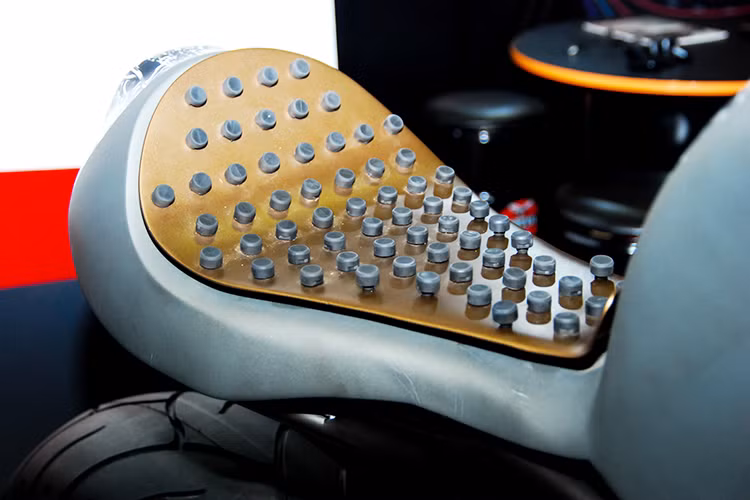 Phần yên xe cũng là một điểm đặc biệt khác của Onirika 2853 với khung xương bằng đồng và những chiếc đệm cao su xếp kín bên trên. Chính vì vậy, cảm giác điều khiển khi ngồi trên chiếc xe này khá lạ, chưa từng được áp dụng trên bất kỳ một mẫu xe phân khối lớn nào trước đây.