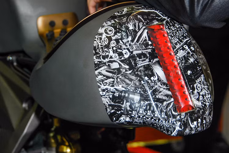 Phần đuôi xe cũng giống như phía trên bình xăng, xuất hiện những họa tiết máy móc tiếp tục xuất hiện ở phần đuôi xe, kết thúc bằng đèn hậu LED.