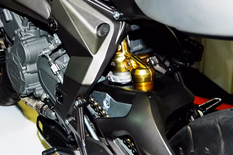 Phuộc trước của mẫu xe môtô phân khối lớn này dường như vẫn được giữ nguyên từ chiếc naked-bike MV Agusta 800 Brutale. Phuộc sau dạng đơn có thể tăng chỉnh của thương hiệu Ohlins, gắp sau dạng đơn.