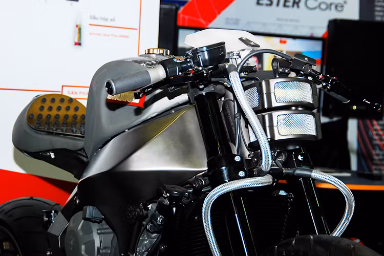 Chiếc siêu môtô "hàng thửa" mang tên Onirika 2853 được đặt tại gian hàng Motul ở triển lãm Automechanika 2017 đang diễn ra tại TP HCM là mẫu xe do 2 anh em người Ý Luca và Fabio Pozzato từ xưởng Officine GP Design sáng tạo lên. Mẫu xe này được hãng dầu nhớt Motul đặt hàng và cũng đã từng xuất hiện tại nhiều sự kiện lớn trên Thế giới.