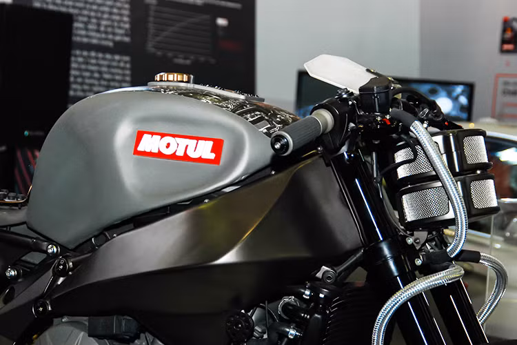 Phần đầu của chiếc xe độc đáo với vẻ ngoài trần trụi, cặp đèn pha LED ddược thiết kế dạng chữ nhật nhưng lại ôm tròn, tách biệt. Ẩn phía sau là các bó dây giấu trong ống gen thép gọn gàng cùng cặp tay lái clip-on hạ thấp trọng tâm tạo dáng cafe racer đích thực.