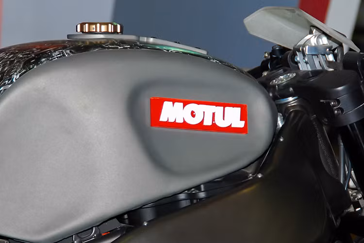 Phần bình xăng do anh em nhà Pozzato gò lại với kiểu dáng khá cao và gắn logo hãng dầu nhớt Motul nổi CNC từ mica. Nắp bình xăng cũng sở hữu thiết kế bánh răng độc đáo. Tuy nhiên đặc biệt hơn, phần trên bình xăng có những họa tiết hình các chi tiết máy đầy chất "cơ khí".