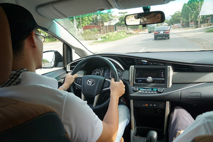 Trường hợp để xe qua đêm hoặc đỗ lâu, tài xế cần để xe chạy không tải một hoặc hai phút sau khi khởi động lại. Điều này giúp động cơ nóng lên, dầu bôi trơn bơm lên các bộ phận như piston-xylanh, trục khủy, trục cam... Nếu đạp ga mạnh ngay khi vừa khởi động tạo sự thay đổi nhiệt độ đột ngột, gây mài mòn nhiều hơn ở các chi tiết.