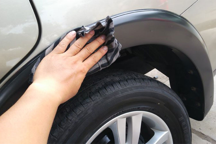 Nếu chỉ đơn giản là lau sạch nước sau khi rửa xong thì là việc tốt, không bàn ở đây. Nhưng nếu lau trong khi xe đang bám nhiều bụi bẩn thì chẳng khác gì phá sơn xe. Bụi bẩn sẽ bám vào khăn lau, biến khăn lau trở thành miếng giấy nhám và cào xước lớp sơn bóng. Nhiều lần như vậy, vỏ xe sẽ xuất hiện hàng nghìn vết xước li ti và mất hẳn độ bóng.