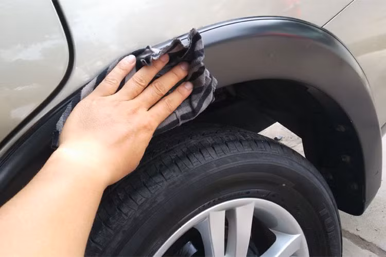 Nếu chỉ đơn giản là lau sạch nước sau khi rửa xong thì là việc tốt, không bàn ở đây. Nhưng nếu lau trong khi xe đang bám nhiều bụi bẩn thì chẳng khác gì phá sơn xe. Bụi bẩn sẽ bám vào khăn lau, biến khăn lau trở thành miếng giấy nhám và cào xước lớp sơn bóng. Nhiều lần như vậy, vỏ xe sẽ xuất hiện hàng nghìn vết xước li ti và mất hẳn độ bóng.