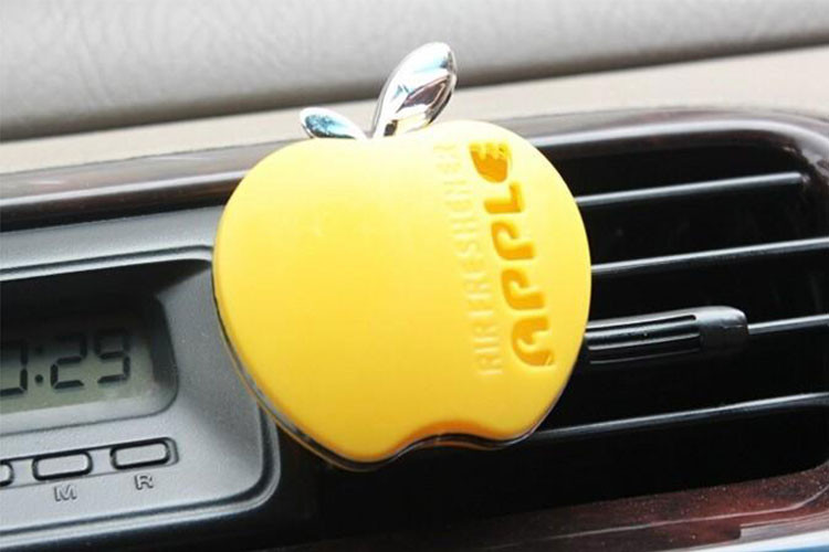 Khi trong xe xuất hiện mùi hôi, rất nhiều người tìm mua nước hoa hay quả thơm bỏ vào cabin. Tuy nhiên, các chủ xe làm việc này có biết rằng nguồn gốc sinh ra mùi hôi vẫn còn và vẫn đang gây hại cho sức khỏe, đó có thể là lọc gió điều hòa bám bụi, giàn lạnh điều hòa bẩn thỉu, đồ ăn thức uống mốc meo, cần dọn sạch trước. Chưa kể, việc bỏ hoa quả thơm hay nước hoa còn có thể tạo thêm vi khuẩn và hóa chất trong khoang xe.