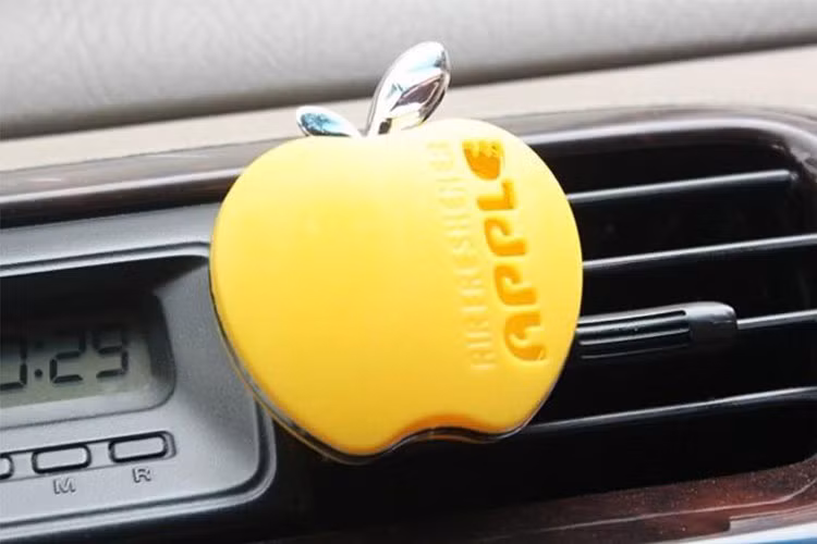 Khi trong xe xuất hiện mùi hôi, rất nhiều người tìm mua nước hoa hay quả thơm bỏ vào cabin. Tuy nhiên, các chủ xe làm việc này có biết rằng nguồn gốc sinh ra mùi hôi vẫn còn và vẫn đang gây hại cho sức khỏe, đó có thể là lọc gió điều hòa bám bụi, giàn lạnh điều hòa bẩn thỉu, đồ ăn thức uống mốc meo, cần dọn sạch trước. Chưa kể, việc bỏ hoa quả thơm hay nước hoa còn có thể tạo thêm vi khuẩn và hóa chất trong khoang xe.