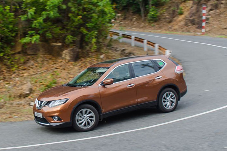 Đôi khi người lái rà phanh khi xuống dốc để tránh xe đi quá nhanh. Tuy nhiên, việc này sinh ra nhiệt ở các má phanh và rôto, gây mài mòn và tăng nguy cơ bị quá nóng hay bị méo. Bên cạnh đó hệ thống thủy lực có thể bị vô hiệu hóa do làm việc dưới áp lực cao gây mất phanh. Một giải pháp đó là hãy thử chuyển sang số thấp hơn. Sự giảm sức ép một cách tự nhiên trong hệ thống truyền lực sẽ giúp xe duy trì tốc độ an toàn. Theo cách này, khi cần nhấn phanh sẽ thấy phanh hiệu quả.