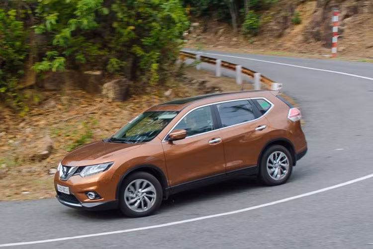 Đôi khi người lái rà phanh khi xuống dốc để tránh xe đi quá nhanh. Tuy nhiên, việc này sinh ra nhiệt ở các má phanh và rôto, gây mài mòn và tăng nguy cơ bị quá nóng hay bị méo. Bên cạnh đó hệ thống thủy lực có thể bị vô hiệu hóa do làm việc dưới áp lực cao gây mất phanh. Một giải pháp đó là hãy thử chuyển sang số thấp hơn. Sự giảm sức ép một cách tự nhiên trong hệ thống truyền lực sẽ giúp xe duy trì tốc độ an toàn. Theo cách này, khi cần nhấn phanh sẽ thấy phanh hiệu quả.