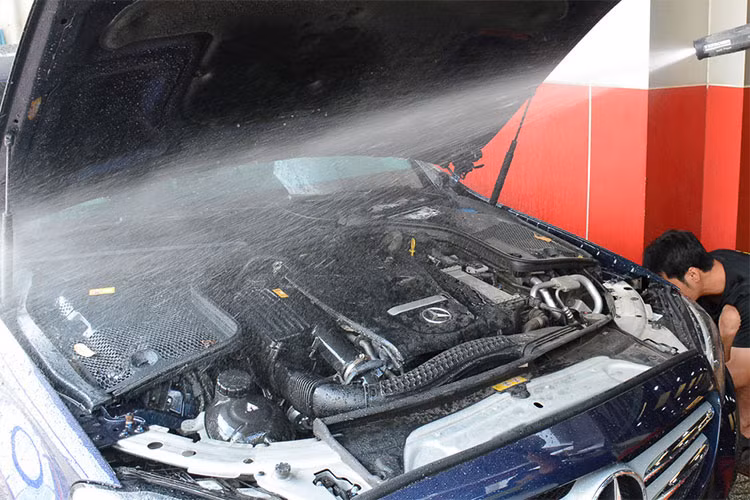 Rửa động cơ ôtô bằng cách phun nước ở áp suất cao. Giữ xe sạch sẽ là một thói quen tốt nhưng phun nước áp lực mạnh vào động cơ sẽ là một hành động sai lầm. Nước phun mạnh sẽ cuốn bụi bẩn đi nhưng cũng khiến không ít bộ phận quan trọng trong động cơ bị lỏng hoặc bật ra, thậm chí “thấm nước”, đặc biệt là những cảm biến, hộp cầu chì rơ le.v.v. Chính vì vậy, nên vệ sinh một cách cẩn thận nếu không muốn phản tác dụng.