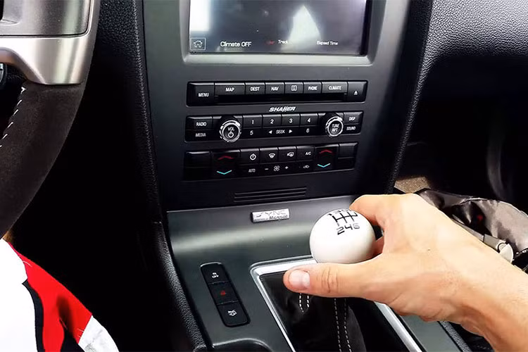 Đột ngột chuyển từ số lùi (R) sang số tiến (D). Khi lùi ra khỏi một bãi đậu xe, nhiều tài xế chạy theo quán tính, gạt nhẹ cần số và bắt đầu tiến về phía trước... Điều này có thể không ảnh hưởng ngay tức thì, nhưng theo thời gian việc đổi hướng đột ngột như vậy có thể làm hỏng hệ thống truyền lực. Thay vào đó, hãy cho xe dừng hằn trước khi chuyển số. Việc này chỉ mất thêm một vài giây và sẽ tránh được những hư hại cho trục, động cơ và hộp số trong tương lai.