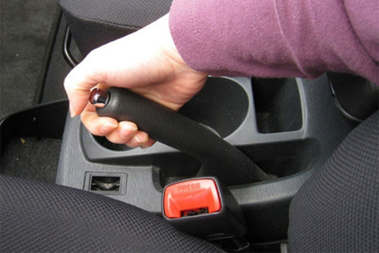 Trên xe số tự động, nhiều người thường ỷ lại vào số P mà không kéo phanh tay khi đỗ, đặc biệt ở nơi dốc. Cơ cấu số P chỉ đơn giản là một bánh răng cóc chèn không có các trục quay, vì thế nếu bánh răng này phải chịu lực liên tục có thể nhanh mòn thậm chí gãy. Luôn sử dụng phanh tay để hạn chế áp lực cho hộp số.