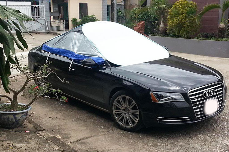 Dùng bạt che nắng che có lợi cho xe, điều đó không cần giải thích. Nhưng một chiếc bạt phủ toàn bộ xe có thể bám bẩn và gây trầy xước. Nếu phải đỗ xe dưới trời nắng hoặc muốn bảo vệ khi trời mưa, bạn có thể dùng một tấm bạt chỉ phủ tới phần kính mà hiệu quả cũng không kém, bởi hiệu ứng tăng nhiệt và nghẽn nhiệt dưới trời nắng chủ yếu do kính gây ra.