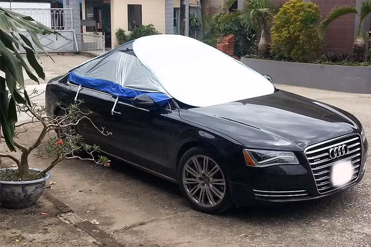 Dùng bạt che nắng che có lợi cho xe, điều đó không cần giải thích. Nhưng một chiếc bạt phủ toàn bộ xe có thể bám bẩn và gây trầy xước. Nếu phải đỗ xe dưới trời nắng hoặc muốn bảo vệ khi trời mưa, bạn có thể dùng một tấm bạt chỉ phủ tới phần kính mà hiệu quả cũng không kém, bởi hiệu ứng tăng nhiệt và nghẽn nhiệt dưới trời nắng chủ yếu do kính gây ra.