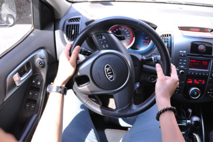 Đánh lái hết mức theo thói quen - Thông thường khi quay đầu xe, người cầm lái sẽ thường quay tay lái hết mức. Tuy nhiên, nếu thường xuyên đánh tay lái hết cỡ, lực cơ được sinh ra bị ảnh hưởng khiến nhanh phải bảo tu đầu lái. Vì thế, người lái nên giảm bớt lực quay đầu khiến làm tổn hại đến chiếc xe của mình.