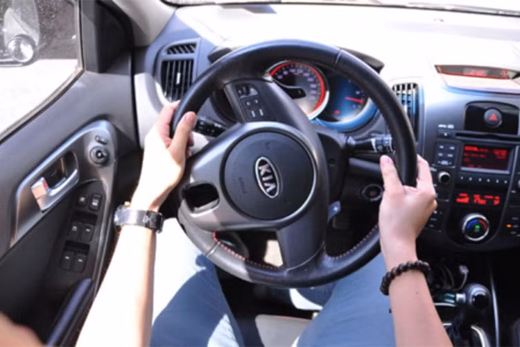 Đánh lái hết mức theo thói quen - Thông thường khi quay đầu xe, người cầm lái sẽ thường quay tay lái hết mức. Tuy nhiên, nếu thường xuyên đánh tay lái hết cỡ, lực cơ được sinh ra bị ảnh hưởng khiến nhanh phải bảo tu đầu lái. Vì thế, người lái nên giảm bớt lực quay đầu khiến làm tổn hại đến chiếc xe của mình.