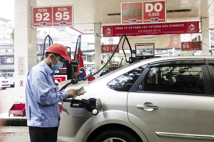 Rất nhiều người có thói quen đổ đầy bình xăng ôtô, một bình nhiên liệu đầy có thể có trọng lượng từ 50 – 100kg tùy xe. Đổ đầy bình có thể giúp bạn đi được nhiều km đường hơn mới phải rẽ vào trạm tiếp nhiên liệu. Nhưng nếu chỉ đổ nửa bình, xe của bạn sẽ nhẹ đi được khoảng 20 – 50kg, mức tiêu hao nhiên liệu có thể giảm khoảng 3 – 5%. Bất tiện chỉ là bạn phải rẽ vào cây xăng nhiều hơn.