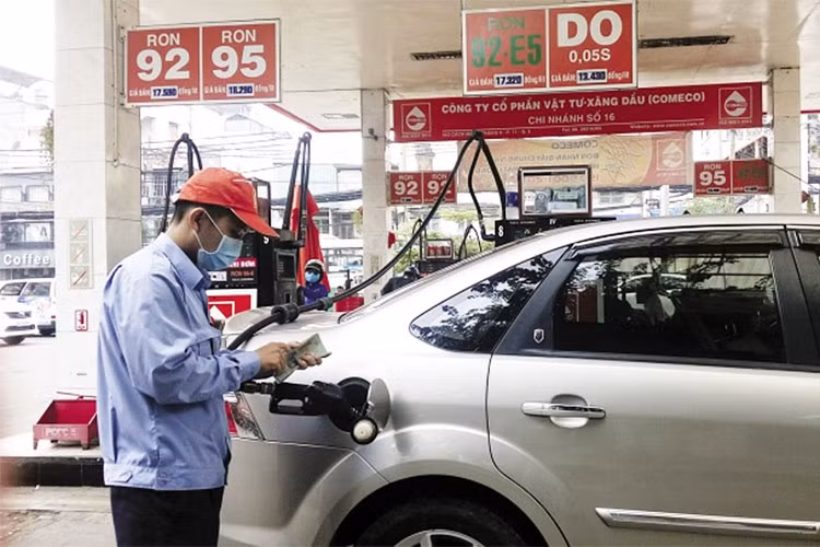 Rất nhiều người có thói quen đổ đầy bình xăng ôtô, một bình nhiên liệu đầy có thể có trọng lượng từ 50 – 100kg tùy xe. Đổ đầy bình có thể giúp bạn đi được nhiều km đường hơn mới phải rẽ vào trạm tiếp nhiên liệu. Nhưng nếu chỉ đổ nửa bình, xe của bạn sẽ nhẹ đi được khoảng 20 – 50kg, mức tiêu hao nhiên liệu có thể giảm khoảng 3 – 5%. Bất tiện chỉ là bạn phải rẽ vào cây xăng nhiều hơn.