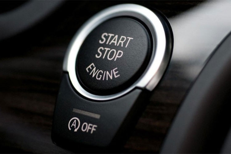 Trong thực tế, có nhiều người vì vội vàng hay một lý do nào đó mà đi luôn ngay từ khi mới khởi động xe. Tuy nhiên, điều này lại chính là nguyên nhân khiến động cơ bị hao mòn do phải kéo các bộ phận khác khi vòng tua máy còn thấp. Ngược lại, không ít người lại khởi động máy chỉ để làm nóng xe. Hành động này chẳng những không làm xe ấm lên mà còn có hại cho động cơ nếu để quá lâu. Cách khởi động tốt nhất là lên đường sau khi làm nóng máy trong vòng 30 giây đến 1 phút.