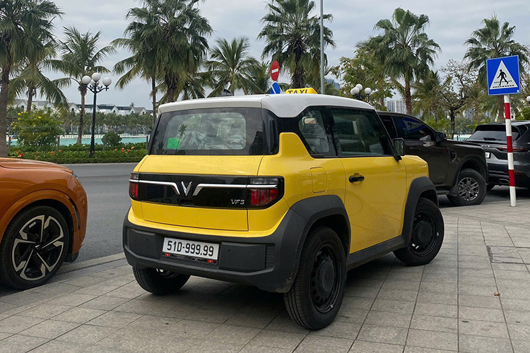 Điều đặc biệt là mức giá của biển số 51D-999.99 (ngũ quý 9) này cao gấp gần 18 lần giá trị chiếc VinFast VF3 phiên bản thuê pin (240 triệu đồng). Điều này cho thấy giá trị của những biển số đẹp trên thị trường có thể vượt xa giá trị của phương tiện mà nó được gắn vào.