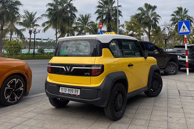 Điều đặc biệt là mức giá của biển số 51D-999.99 (ngũ quý 9) này cao gấp gần 18 lần giá trị chiếc VinFast VF3 phiên bản thuê pin (240 triệu đồng). Điều này cho thấy giá trị của những biển số đẹp trên thị trường có thể vượt xa giá trị của phương tiện mà nó được gắn vào.