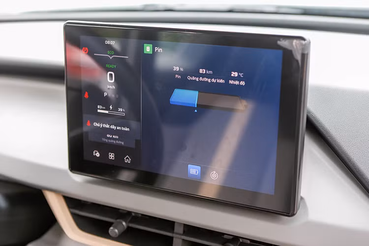 Dù thuộc phân khúc xe cỡ nhỏ, VF3 vẫn được trang bị màn hình giải trí cảm ứng 10 inch, cần số gạt sau vô lăng giống các mẫu xe sang. Xe cũng có các tính năng an toàn cơ bản như túi khí cho người lái, phanh đĩa trước, chống bó cứng phanh ABS, hỗ trợ phanh khẩn cấp và hỗ trợ khởi hành ngang dốc.