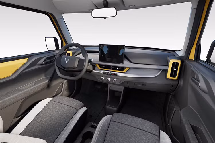 VF3 là mẫu xe điện miniSUV đầu tiên của VinFast, mang phong cách thiết kế vuông vức, mạnh mẽ và cá tính. Xe có kích thước nhỏ gọn với chiều dài, rộng, cao lần lượt là 3.190 x 1.679 x 1.652 mm, giúp dễ dàng di chuyển trong đô thị. Không gian nội thất đủ chỗ cho 4 người nhờ chiều dài cơ sở 2.075 mm, tạo sự thoải mái cho hành khách.