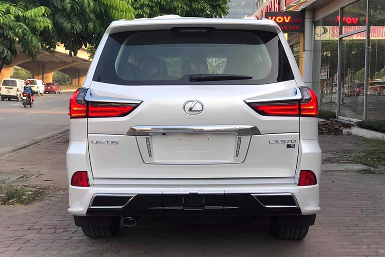 Cản trước của xe được nâng cấp với kiểu dáng nhô ra cùng các hốc gió ở hai góc dưới cặp đèn sương mù góc cạnh sắc sảo. Ở hai bên thân xe, phiên bản này có ốp gương màu đen cùng bậc lên xuống được tích hợp. Đuôi xe được bổ sung thêm cản sau riêng biệt, thể thao hơn bản thường và thiết kế đèn hậu không có sự thay đổi, mâm xe hợp kim đa chấu cỡ lớn lòng đen mặt ánh kim nổi bật...