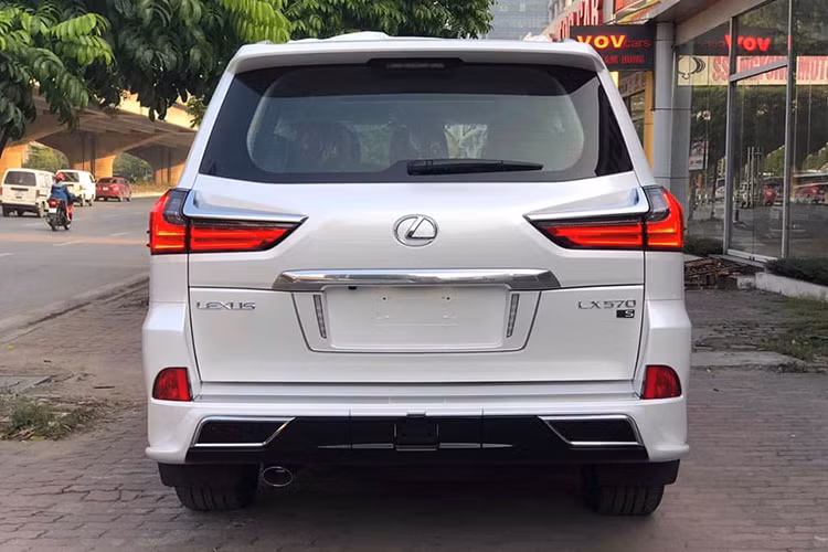 Cản trước của xe được nâng cấp với kiểu dáng nhô ra cùng các hốc gió ở hai góc dưới cặp đèn sương mù góc cạnh sắc sảo. Ở hai bên thân xe, phiên bản này có ốp gương màu đen cùng bậc lên xuống được tích hợp. Đuôi xe được bổ sung thêm cản sau riêng biệt, thể thao hơn bản thường và thiết kế đèn hậu không có sự thay đổi, mâm xe hợp kim đa chấu cỡ lớn lòng đen mặt ánh kim nổi bật...