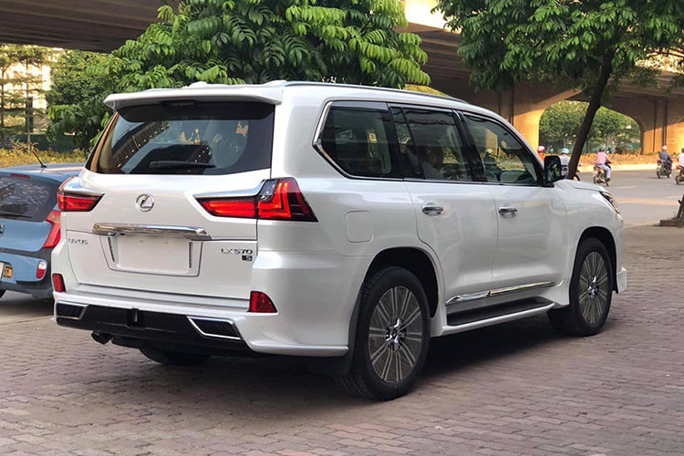 Các mẫu xe SUV hạng sang Lexus LX570 Super Sport mới được đưa về Việt Nam trong thời gian qua đều thuộc diện nhập khẩu tư nhân và có mức giá chào bán lên tới hơn 10 tỷ đồng vào năm 2018.