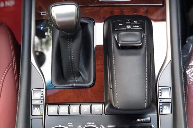 Ngoài ra, xe còn trang bị chế độ lựa chọn địa hình Multi Terrain Select dành riêng cho việc điều khiển xe qua các loại địa hình phức tạp khác nhau. Trang bị an toàn bao gồm; 10 túi khí, hệ thống chống bó cứng phanh, hệ thống cảnh báo điểm mù, ổn định thân xe, hệ thống kiểm soát độ bám đường chủ động, hỗ trợ phanh khẩn cấp...