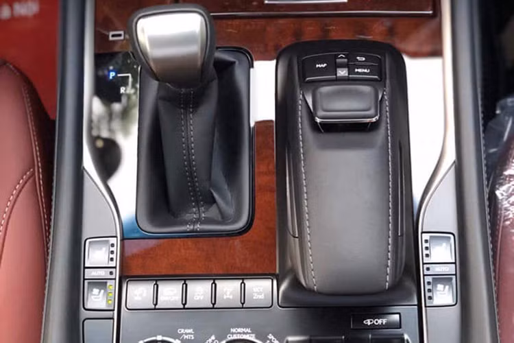 Ngoài ra, xe còn trang bị chế độ lựa chọn địa hình Multi Terrain Select dành riêng cho việc điều khiển xe qua các loại địa hình phức tạp khác nhau. Trang bị an toàn bao gồm; 10 túi khí, hệ thống chống bó cứng phanh, hệ thống cảnh báo điểm mù, ổn định thân xe, hệ thống kiểm soát độ bám đường chủ động, hỗ trợ phanh khẩn cấp...