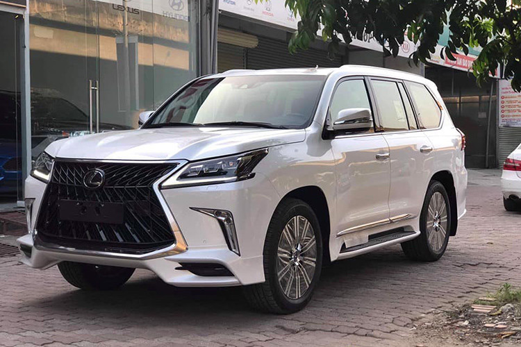 Hiện tại, giá xe Lexus LX570 Super Sport tại thị trường Việt Nam được các đại lý tư nhân giảm tới khoảng gần 1 tỷ đồng - chỉ còn hơn 9 tỷ. Như vậy, so với giá bán Lexus LX570 bản tiêu chuẩn đang được phân phối chính hãng với mức giá 7,81 tỷ thì phiên bản Super Sport 2018 có giá bán đắt hơn khoảng 2 tỷ đồng.