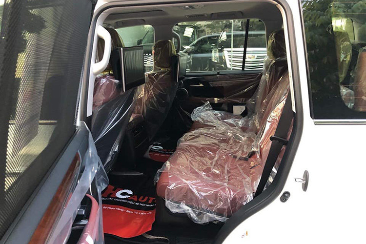 Hãng xe sang đến từ Nhật Bản chỉ mang đến sự thay đổi nhẹ cho bản LX570 Super Sport với ghế bọc da màu nâu và bàn đạp bằng nhôm. Xe cũng vẫn sở hữu cấu hình 7 chỗ ngồi như phiên bản truyền thống.