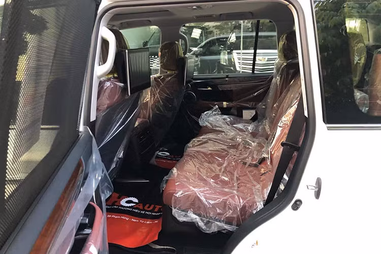 Hãng xe sang đến từ Nhật Bản chỉ mang đến sự thay đổi nhẹ cho bản LX570 Super Sport với ghế bọc da màu nâu và bàn đạp bằng nhôm. Xe cũng vẫn sở hữu cấu hình 7 chỗ ngồi như phiên bản truyền thống.