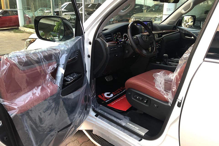 Không được nâng cấp nhiều như kiểu dáng, nội thất của Lexus LX570 Super Sport 2019 ít thay đổi, chỉ có bộ ghế bọc da nâu kết hợp với các miếng ốp khoang xe nâu - đen và bộ pedal thể thao bằng nhôm mới. 