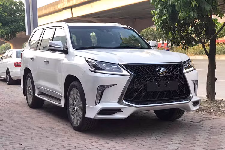 Kể từ khi chiếc Lexus LX570 Super Sport mới đầu tiên cập bến vào tháng 2/2018, giới nhà giàu tại Việt Nam đã đưa về nước không dưới 30 chiếc tính đến thời điểm hiện tại. Trong đó, dàn xe SUV hạng sang LX570 Super Sport đang có mặt tại Việt Nam đều thông qua các nhà nhập khẩu tư nhân.