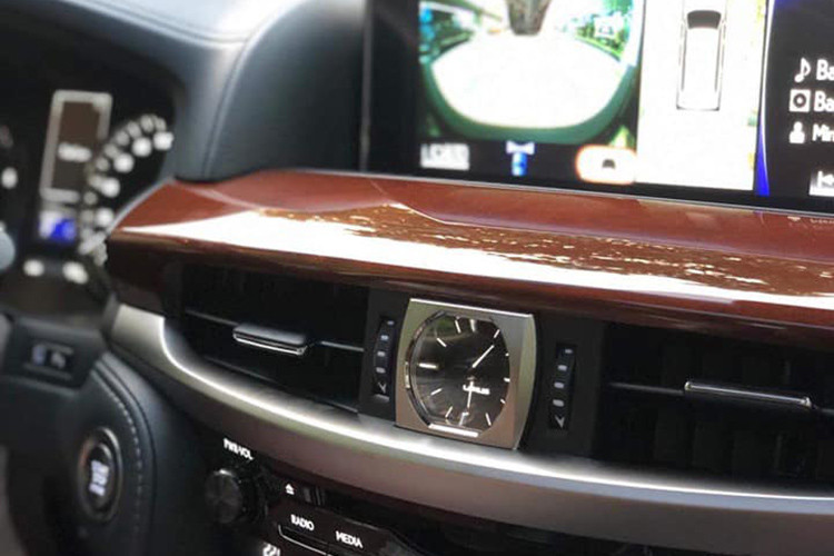 Lexus LX570 phiên bản cao cấp Super Sport vẫn được trang bị động cơ V8, dung tích 5,7 lít, sản sinh công suất cực đại 367 mã lực tại vòng tua máy 5.600 vòng/phút, mô men xoắn cực đại 530 Nm tại vòng tua 3.200 vòng/phút. Hộp số tự động 8 cấp. Xe có 5 chế độ lái bao gồm Normal, Eco, Comfort, Sports hay Sports +...