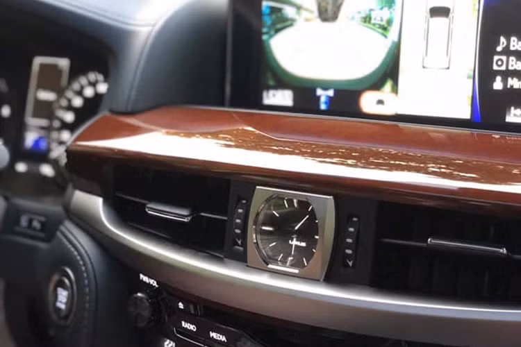 Lexus LX570 phiên bản cao cấp Super Sport vẫn được trang bị động cơ V8, dung tích 5,7 lít, sản sinh công suất cực đại 367 mã lực tại vòng tua máy 5.600 vòng/phút, mô men xoắn cực đại 530 Nm tại vòng tua 3.200 vòng/phút. Hộp số tự động 8 cấp. Xe có 5 chế độ lái bao gồm Normal, Eco, Comfort, Sports hay Sports +...