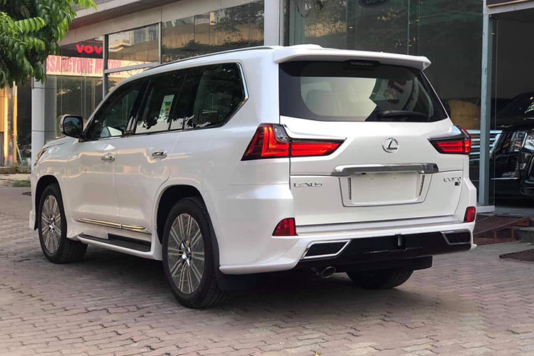Dựa trên chiếc LX570 bản nâng cấp giữa vòng đời (facelift) cách đây 2 năm, mẫu SUV hạng sang Lexus LX570 Super Sport 2019 chủ yếu được nâng cấp ở ngoại thất. So với phiên bản hiện đang được bán ở Việt Nam cùng các thị trường khác, chiếc xe được trang bị phần đầu với lưới tản nhiệt thiết kế nan xéo ấn tượng hơn bản tiêu chuẩn.