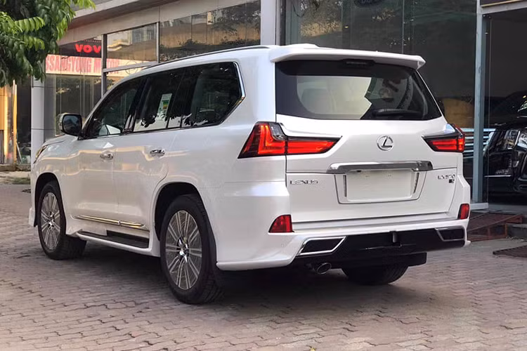 Dựa trên chiếc LX570 bản nâng cấp giữa vòng đời (facelift) cách đây 2 năm, mẫu SUV hạng sang Lexus LX570 Super Sport 2019 chủ yếu được nâng cấp ở ngoại thất. So với phiên bản hiện đang được bán ở Việt Nam cùng các thị trường khác, chiếc xe được trang bị phần đầu với lưới tản nhiệt thiết kế nan xéo ấn tượng hơn bản tiêu chuẩn.