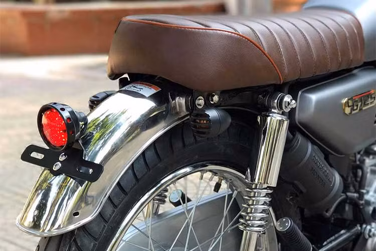 Yên xe đã thu ngắn hơn trước và cắt bỏ khung phụ nên có cảm giác cụt lủn. Đồng thời người độ cũng thay thế đèn xi-nhan nguyên bản hình vuông thành loại hột vịt, đèn phanh cũng là loại độ sẵn thời trang.