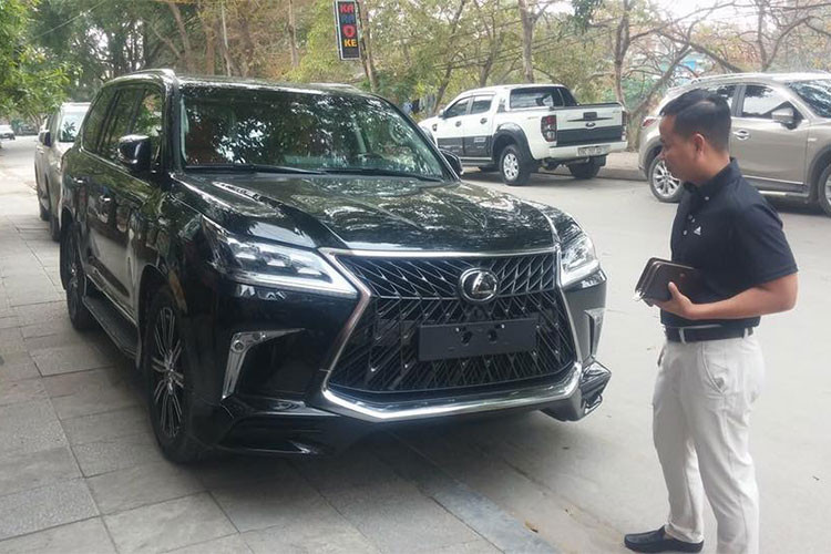 Sau 2 chiếc SUV hạng sang Lexus LX570 Super Sport 2018 xuất hiện tại Quảng Ninh, một chiếc khác đã được bàn giao cho một khách hàng đến từ Thanh Hoá. Đây cũng là chiếc LX570 Super Sport 2018 thứ 3 tại Việt Nam tìm thấy chủ nhân và thuộc chiếc đầu tiên có mặt tại Thanh Hoá.