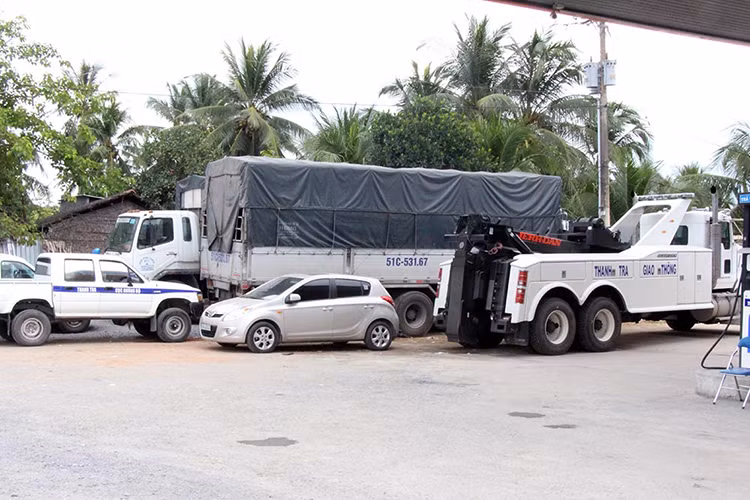 Bên cạnh đó, nhờ sử dụng cần nâng và cẩu được gắn trên khung xe cơ sở để chuyển lực khỏi thân xe trước hay sau hoặc ngang cũng giúp cho giảm độ hao mòn. Ngoài hệ thống điều khiển bằng tay chuyên dụng, chiếc xe còn có thể điều khiển cần trục bằng hệ thống từ xa,...